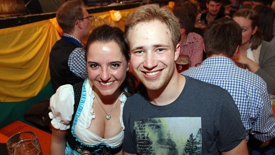 Die Frühjahrsdult 2017 in Landshut neigt sich dem Ende entgegen. Grund genug, noch einmal richtig in den Bierzelten zu feiern - abgerundet vom traditionellen Feuerwerk. Die Frühjahrsdult 2017 in Landshut neigt sich dem Ende entgegen. Grund genug, noch einmal richtig in den Bierzelten zu feiern - abgerundet vom traditionellen Feuerwerk.