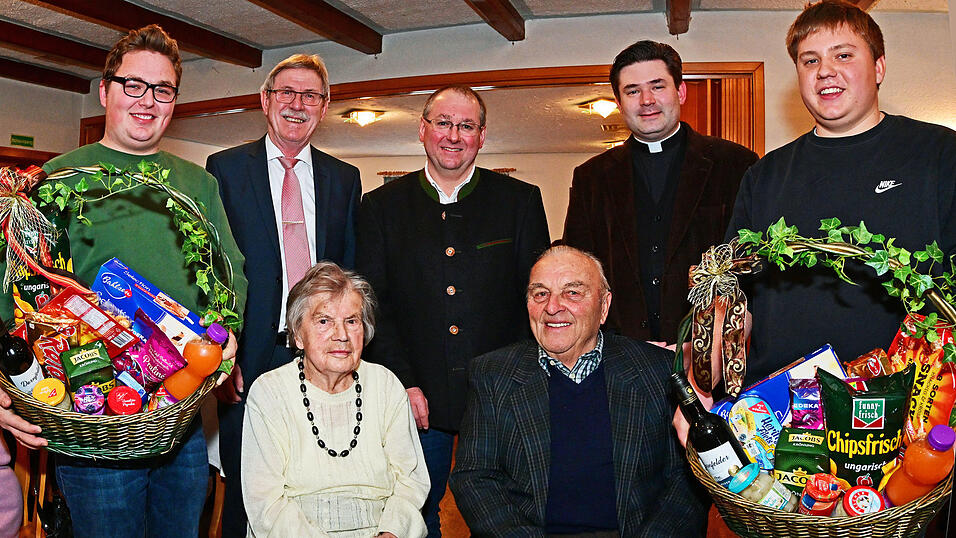 Traditionell bekommen die älteste Dame und der älteste Herr aus der Pfarrei Eitting ein Geschenk: Paula Hilger und Alfred Baumann. Überreicht wurden die Geschenkkörbe von Andreas Heilmeier (l.) und Tobias Groll. Pfarrer Philipp Kielbassa, Klaus Fuchs und Bürgermeister Georg Wiester (v.r.) gratulierten. Traditionell bekommen die älteste Dame und der älteste Herr aus der Pfarrei Eitting ein Geschenk: Paula Hilger und Alfred Baumann. Überreicht wurden die Geschenkkörbe von Andreas Heilmeier (l.) und Tobias Groll. Pfarrer Philipp Kielbassa, Klaus Fuchs und Bürgermeister Georg Wiester (v.r.) gratulierten.
