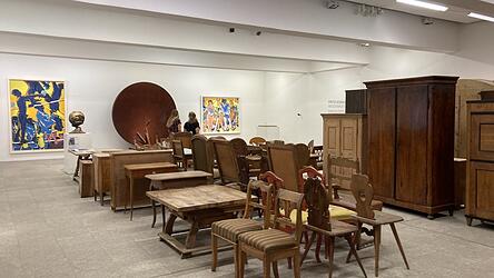 Kürzlich waren die Möbel aus dem Haus von Hugo und Anna Mario Högner noch in der Eingangshalle des Koenig-Museums untergebracht, was manche verwunderte, aber auch oft auf Interesse stieß. Mittlerweile ist das Mobiliar wieder aus der Eingangshalle verschwunden. Kürzlich waren die Möbel aus dem Haus von Hugo und Anna Mario Högner noch in der Eingangshalle des Koenig-Museums untergebracht, was manche verwunderte, aber auch oft auf Interesse stieß. Mittlerweile ist das Mobiliar wieder aus der Eingangshalle verschwunden.