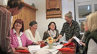 Alexandra Pappenberger (links) und Dr. Sandra Aschenbrenner (3. von rechts) vom Pflegestützpunkt der Region Landshut erklären den Teilnehmerinnen aus dem Arbeitskreises Landshut der Unternehmerfrauen im Handwerk - unter ihnen auch die Vorsitzende Manuela Nemela (2. von links) - welche Möglichkeiten es gibt, Kunden im Direktkontakt zu helfen, die von Demenz betroffen sind. Alexandra Pappenberger (links) und Dr. Sandra Aschenbrenner (3. von rechts) vom Pflegestützpunkt der Region Landshut erklären den Teilnehmerinnen aus dem Arbeitskreises Landshut der Unternehmerfrauen im Handwerk - unter ihnen auch die Vorsitzende Manuela Nemela (2. von links) - welche Möglichkeiten es gibt, Kunden im Direktkontakt zu helfen, die von Demenz betroffen sind.