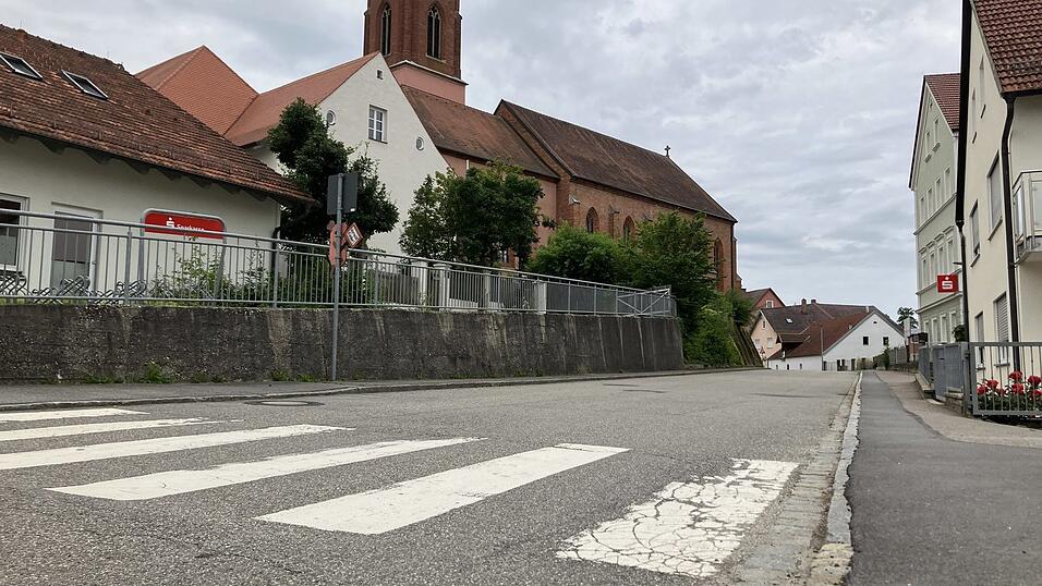 Nun wird die Anfang 2023 zurückgestellte Sanierung der Hauptstraße mit Kirchhofmauer wieder angegangen. Nun wird die Anfang 2023 zurückgestellte Sanierung der Hauptstraße mit Kirchhofmauer wieder angegangen.