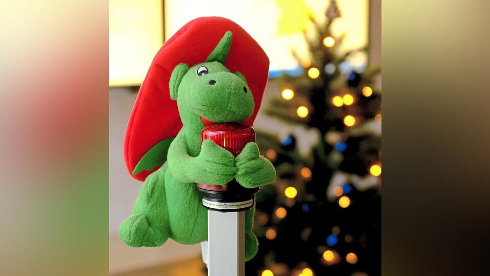 Rettungsteddy und Feuerwehrdrache Grisu wachen in der Integrierten Leitstelle. Rettungsteddy und Feuerwehrdrache Grisu wachen in der Integrierten Leitstelle.