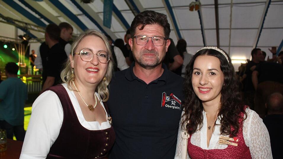 Zur Musik von Headless wurde ausgelassen gefeiert. Zur Musik von Headless wurde ausgelassen gefeiert.