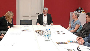 Gaben Rück- und Ausblick in Sachen Gästeführungen: Heidi Baumann, Katharina Drescher-Seidl, Bürgermeister Sandro Bauer, Katharina Deglmann, Florian Neumann und Kulturreferent Heinz Winklmüller (von links). Gaben Rück- und Ausblick in Sachen Gästeführungen: Heidi Baumann, Katharina Drescher-Seidl, Bürgermeister Sandro Bauer, Katharina Deglmann, Florian Neumann und Kulturreferent Heinz Winklmüller (von links).