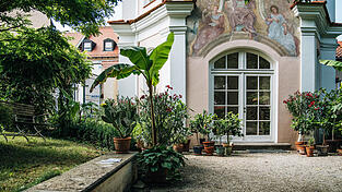 Das denkmalgeschützte zweistöckige Salettl aus der Zeit um 1770 hat in der Vergangenheit eine unterschiedliche Nutzung für öffentliche Veranstaltungen erfahren. Das denkmalgeschützte zweistöckige Salettl aus der Zeit um 1770 hat in der Vergangenheit eine unterschiedliche Nutzung für öffentliche Veranstaltungen erfahren.