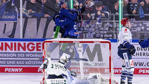 Mike Connolly und Stefan Loibl feiern zusammen den 4:3-Siegtreffer gegen Schwenningen. Mike Connolly und Stefan Loibl feiern zusammen den 4:3-Siegtreffer gegen Schwenningen.
