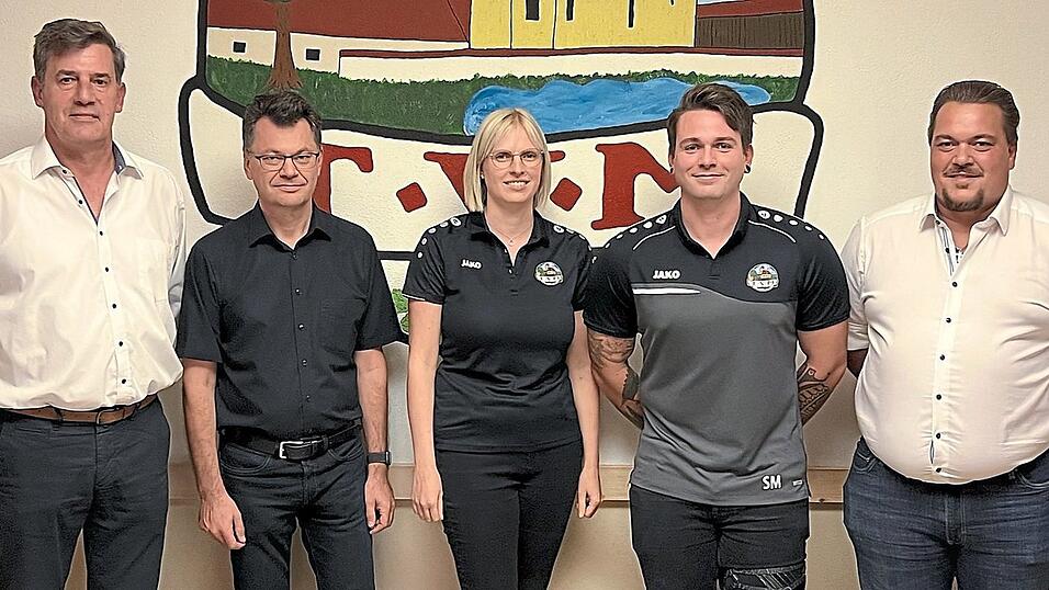 Christian Off (links) übergab am Freitag die Amtsgeschäfte an Florian Geser (rechts) sowie Markus Sigl, Sabine Frank und Fritz Haltmair. Christian Off (links) übergab am Freitag die Amtsgeschäfte an Florian Geser (rechts) sowie Markus Sigl, Sabine Frank und Fritz Haltmair.