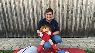 Erste-Hilfe-Ausbilderin Sonja Langmantl hält die „Malte“ in Händen. Die Puppe ist das Erste-Hilfe-Maskottchen der Malteser-Ortsgruppe. Vor ihr liegen verschiedene Puppen, anhand deren Erste-Hilfe-Maßnahmen geübt werden können. Erste-Hilfe-Ausbilderin Sonja Langmantl hält die „Malte“ in Händen. Die Puppe ist das Erste-Hilfe-Maskottchen der Malteser-Ortsgruppe. Vor ihr liegen verschiedene Puppen, anhand deren Erste-Hilfe-Maßnahmen geübt werden können.