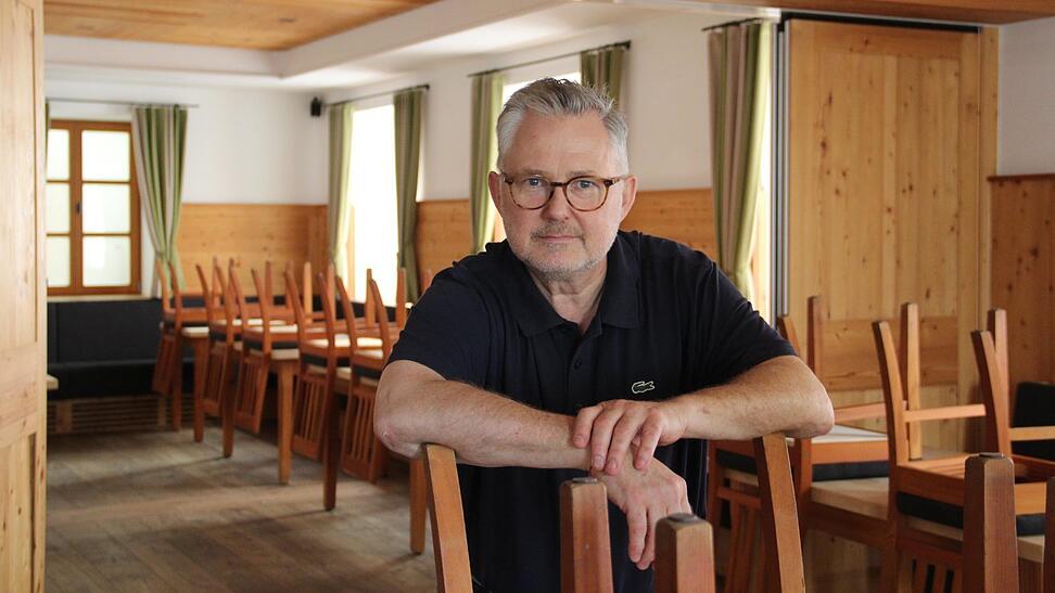 Die Stühle stehen auf den Tischen, der Boden ist gewischt. Markus Stahl hört nach sieben Jahren als Wirt des Bräuhofs in Wallersdorf auf. Die Stühle stehen auf den Tischen, der Boden ist gewischt. Markus Stahl hört nach sieben Jahren als Wirt des Bräuhofs in Wallersdorf auf.
