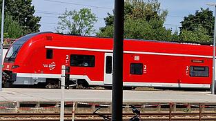Ein Personenzug steht am Landauer Bahnhof. Hier fand in der Nacht auf Mittwoch ein Großeinsatz statt. Ein Personenzug steht am Landauer Bahnhof. Hier fand in der Nacht auf Mittwoch ein Großeinsatz statt.