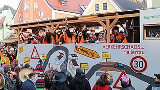 In Mainburg steppt am Samstag wieder der Bär beim Faschingsumzug mit närrischem Treiben. Auf dem Marktplatz vor dem Rathaus wirds dabei wieder besonders eng zugehen für die durchfahrenden Wägen. In Mainburg steppt am Samstag wieder der Bär beim Faschingsumzug mit närrischem Treiben. Auf dem Marktplatz vor dem Rathaus wirds dabei wieder besonders eng zugehen für die durchfahrenden Wägen.