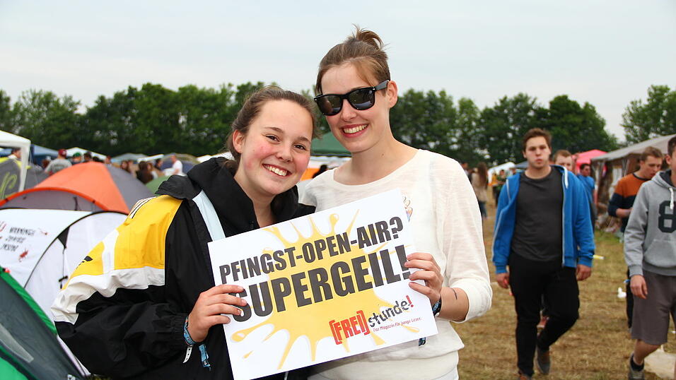 Die Besucher des Pfingst-Open-Airs in Salching sind schon in Feierlaune, aufgenommen von David Voltz am Freitag. Die Besucher des Pfingst-Open-Airs in Salching sind schon in Feierlaune, aufgenommen von David Voltz am Freitag.