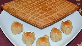 Liegen normalerweise nicht auf einem Teller: Die runden Bethmännchen gehören zum Kaffee, der eckige Haddekuche zum Apfelwein. Liegen normalerweise nicht auf einem Teller: Die runden Bethmännchen gehören zum Kaffee, der eckige Haddekuche zum Apfelwein.