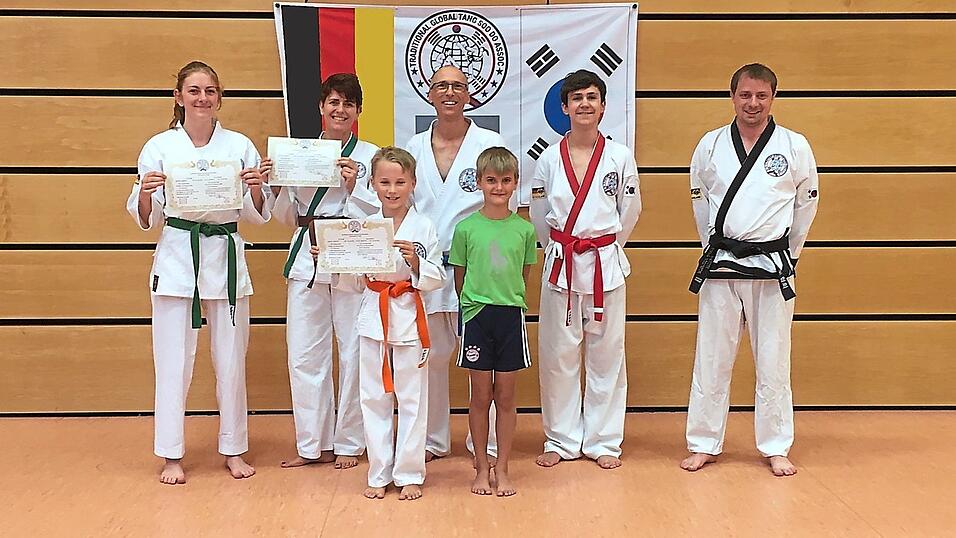 Große Freude bei den Sportlern (v. l.): Joanna und Mandy Kaps, Phillipp Hübl, Manfred Wober, Max (schnuppert noch rein), Julian Wober und Trainer Patrick Zapf. Große Freude bei den Sportlern (v. l.): Joanna und Mandy Kaps, Phillipp Hübl, Manfred Wober, Max (schnuppert noch rein), Julian Wober und Trainer Patrick Zapf.