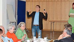 Bezirksgeschäftsführer Robert Otto (li.) und die scheidende Ortsvorsitzende Uta Demmin-Berger (re.) hatten in der Jahreshauptversammlung im BRK-Heim eine Menge Themen aufzuarbeiten. Bezirksgeschäftsführer Robert Otto (li.) und die scheidende Ortsvorsitzende Uta Demmin-Berger (re.) hatten in der Jahreshauptversammlung im BRK-Heim eine Menge Themen aufzuarbeiten.