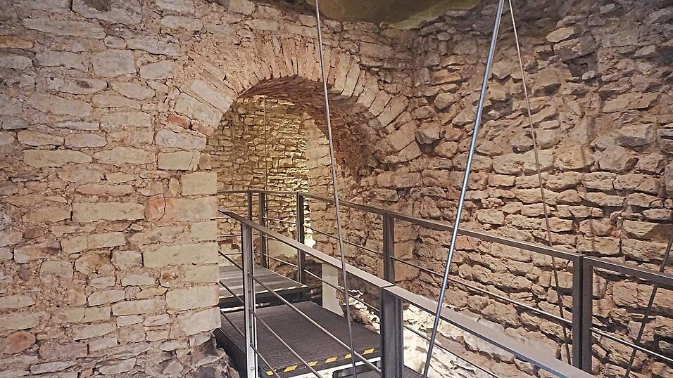 Einblick in die Keller der Häuser aus dem früheren Judenviertel gibt das document Neupfarrplatz. Einblick in die Keller der Häuser aus dem früheren Judenviertel gibt das document Neupfarrplatz.