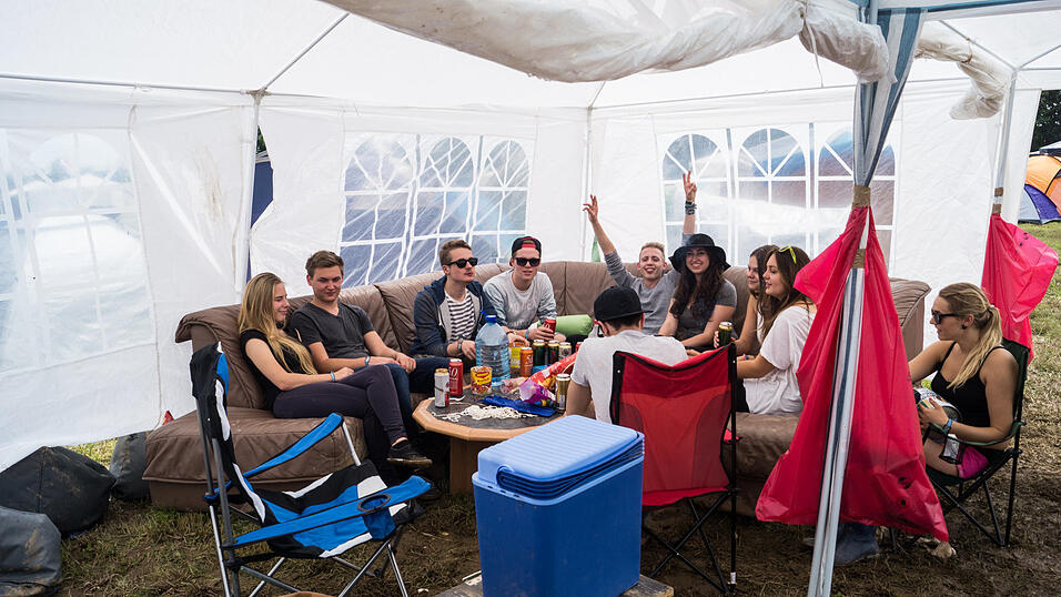 Auf dem Campingplatz lassen es die Pfingst-Open-Air-Besucher richtig krachen, aufgenommen von Regina Hölzel am Freitag. Auf dem Campingplatz lassen es die Pfingst-Open-Air-Besucher richtig krachen, aufgenommen von Regina Hölzel am Freitag.