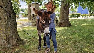 Gina Mues und Timor haben sich in Landau ein schattiges Plätzchen gesucht, um Pause zu machen. Gina Mues und Timor haben sich in Landau ein schattiges Plätzchen gesucht, um Pause zu machen.