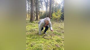 An diesem Herbsttag formt Elisabeth Resch selbst ein Mandala. Normalerweise begleitet sie in ihrem Wald Kinder und Erwachsene dabei, Formen und Figuren aus Naturmaterialien zu basteln. An diesem Herbsttag formt Elisabeth Resch selbst ein Mandala. Normalerweise begleitet sie in ihrem Wald Kinder und Erwachsene dabei, Formen und Figuren aus Naturmaterialien zu basteln.