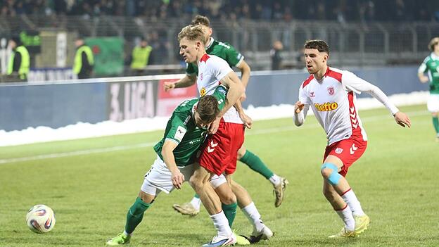 Einstand gelungen: Viel Stabilität verleiht Neuzugang Malte Karbstein (2.v.l.) dem SSV Jahn bei seinem Debüt in Schweinfurt. Einstand gelungen: Viel Stabilität verleiht Neuzugang Malte Karbstein (2.v.l.) dem SSV Jahn bei seinem Debüt in Schweinfurt.