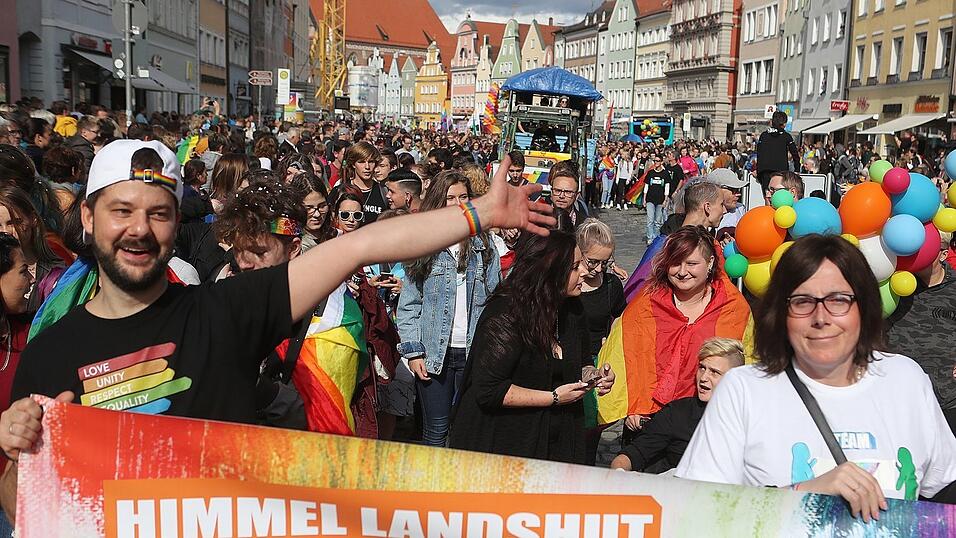 Knapp 2.000 Teilnehmer feierten am Samstag in Landhut den ersten Christopher-Street-Day Niederbayerns. Knapp 2.000 Teilnehmer feierten am Samstag in Landhut den ersten Christopher-Street-Day Niederbayerns.