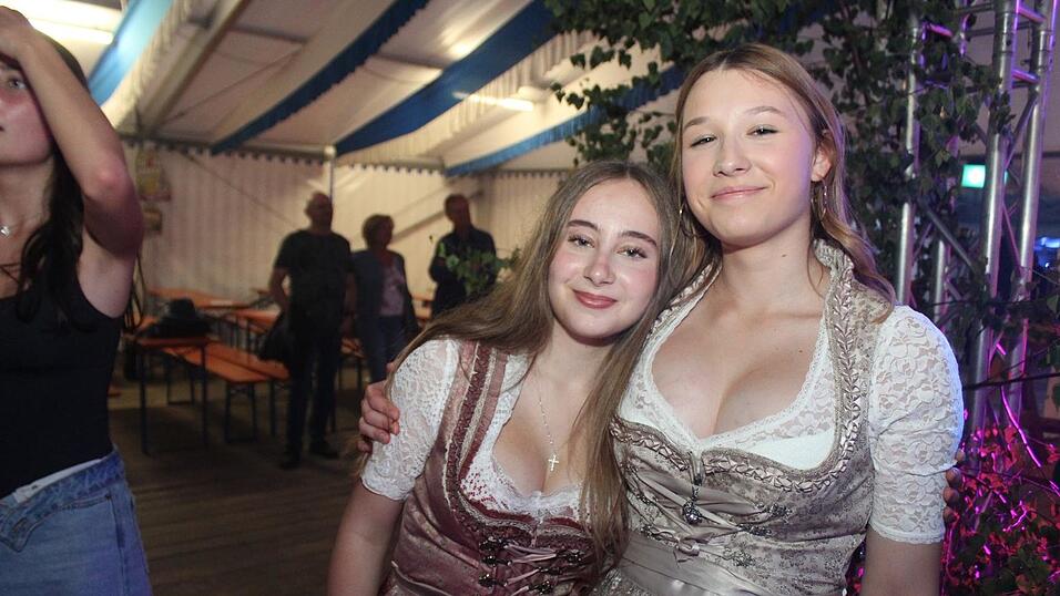 Zur Musik von Headless wurde ausgelassen gefeiert. Zur Musik von Headless wurde ausgelassen gefeiert.