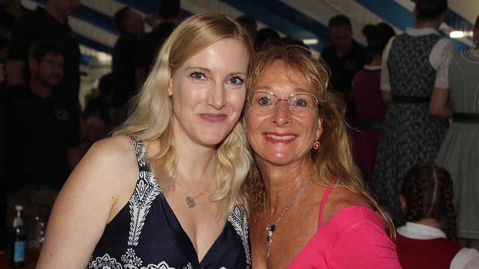 Zur Musik von Headless wurde ausgelassen gefeiert. Zur Musik von Headless wurde ausgelassen gefeiert.