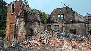 Das ehemalige Jagdschloss im Thiergarten bei Donaustauf ist vergangene Woche nahezu vollständig abgebrannt. Nun wurde die Feuerwehr erneut in den Thiergarten gerufen. (Archivfoto) Das ehemalige Jagdschloss im Thiergarten bei Donaustauf ist vergangene Woche nahezu vollständig abgebrannt. Nun wurde die Feuerwehr erneut in den Thiergarten gerufen. (Archivfoto)