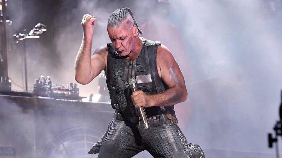 Die Kult-Band Rammstein will am Donnerstagnachmittag ein neues Video veröffentlichen - möglicherweise gibt es dann auch Informationen zum neuen Album. Hier ist Sänger Till Lindemann beim Auftritt bei Rock im Park (2017) zu sehen. Die Kult-Band Rammstein will am Donnerstagnachmittag ein neues Video veröffentlichen - möglicherweise gibt es dann auch Informationen zum neuen Album. Hier ist Sänger Till Lindemann beim Auftritt bei Rock im Park (2017) zu sehen.