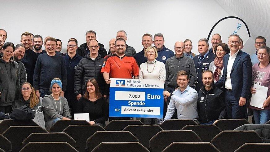 24 Gruppierungen wurden wieder mit der Adventskalenderaktion der VR-Bank Ostbayern-Mitte eG unterstützt. 24 Gruppierungen wurden wieder mit der Adventskalenderaktion der VR-Bank Ostbayern-Mitte eG unterstützt.