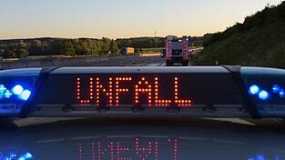 Der Fahrer des Fahrzeugs blieb unverletzt. (Symbolbild) Der Fahrer des Fahrzeugs blieb unverletzt. (Symbolbild)