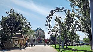 Das Riesenrad ist nur eine der vielen Attraktionen am Wiener Prater. Eine Fahrt ist sogar stehend auf einer gläsernen Plattform möglich. Das Riesenrad ist nur eine der vielen Attraktionen am Wiener Prater. Eine Fahrt ist sogar stehend auf einer gläsernen Plattform möglich.