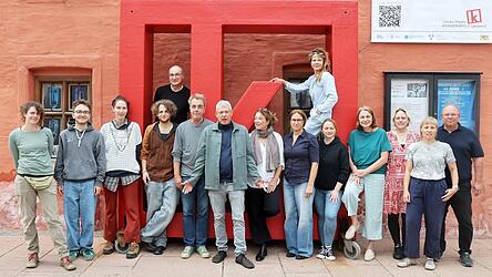Voller Vorfreude auf die neue Spielzeit ist bereits das Team des Kleinen Theaters um den Intendanten Sven Grunert (Siebter von links). Voller Vorfreude auf die neue Spielzeit ist bereits das Team des Kleinen Theaters um den Intendanten Sven Grunert (Siebter von links).