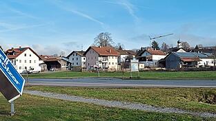Auf der Wiese neben der Staatsstraße kann nun der Supermarkt gebaut werden, sobald die Baugenehmigung erteilt ist. Auf der Wiese neben der Staatsstraße kann nun der Supermarkt gebaut werden, sobald die Baugenehmigung erteilt ist.