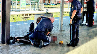 Nach einem Streit im RE 3, bei dem ein Mann zwei weitere leicht verletzte, wurde er am Bahnhof in Plattling schließlich von der Polizei festgenommen. Nach einem Streit im RE 3, bei dem ein Mann zwei weitere leicht verletzte, wurde er am Bahnhof in Plattling schließlich von der Polizei festgenommen.