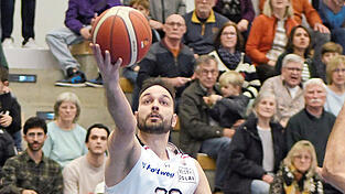 Lenker und Denker: In 54 Spielen erzielte Mario Petric 880 Punkte für die Baskets. Auch in Zukunft will er sich „weiterentwickeln und gemeinsam mit den Fans viele Erfolge feiern“, erklärt Petric. Lenker und Denker: In 54 Spielen erzielte Mario Petric 880 Punkte für die Baskets. Auch in Zukunft will er sich „weiterentwickeln und gemeinsam mit den Fans viele Erfolge feiern“, erklärt Petric.