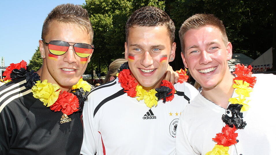 Christian Fertl war am Sonntag auf der Fanmeile in Berlin und erlebte dort das Achtelfinale gegen England auf Großleinwand. Christian Fertl war am Sonntag auf der Fanmeile in Berlin und erlebte dort das Achtelfinale gegen England auf Großleinwand.