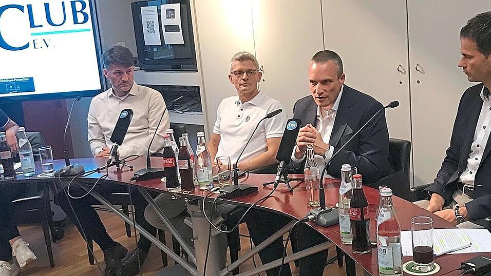 Im Presseclub unterhielten sich (von rechts): Moderator Manfred Sauerer, Philipp Hausner (SSV Jahn), Christian Volkmer (Eisbären), Armin Zimmermann (Guggenberger Legionäre), der städtische Finanzreferent Georg Stephan Barfuß und Moderatorin Anja Stubba. Im Presseclub unterhielten sich (von rechts): Moderator Manfred Sauerer, Philipp Hausner (SSV Jahn), Christian Volkmer (Eisbären), Armin Zimmermann (Guggenberger Legionäre), der städtische Finanzreferent Georg Stephan Barfuß und Moderatorin Anja Stubba.