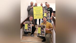 Vereinsvorsitzender Jürgen Lampatzer (zweite Reihe, links) und Bürgermeister Markus Ackermann (zweite Reihe, Mitte) mit einem Teil der 15 freiwilligen Helfer hoffen, dass ihr Spendenaufruf für die Erschließung der Waldmünchner Felsenkeller auf fruchtbaren Boden fällt. Vereinsvorsitzender Jürgen Lampatzer (zweite Reihe, links) und Bürgermeister Markus Ackermann (zweite Reihe, Mitte) mit einem Teil der 15 freiwilligen Helfer hoffen, dass ihr Spendenaufruf für die Erschließung der Waldmünchner Felsenkeller auf fruchtbaren Boden fällt.