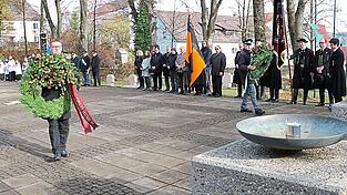 Flankiert von den gesenkten Fahnen der teilnehmenden Vereine, nämlich Feuerwehr, Kriegerverein, Kolpingsfamilie und Hallertauer Volkstrachtenverein, schritten Bürgermeister Helmut Fichtner und Kriegervereinschef Werner Bock unter Böllersalut zur Kranzniederlegung am Ehrenmal. Flankiert von den gesenkten Fahnen der teilnehmenden Vereine, nämlich Feuerwehr, Kriegerverein, Kolpingsfamilie und Hallertauer Volkstrachtenverein, schritten Bürgermeister Helmut Fichtner und Kriegervereinschef Werner Bock unter Böllersalut zur Kranzniederlegung am Ehrenmal.