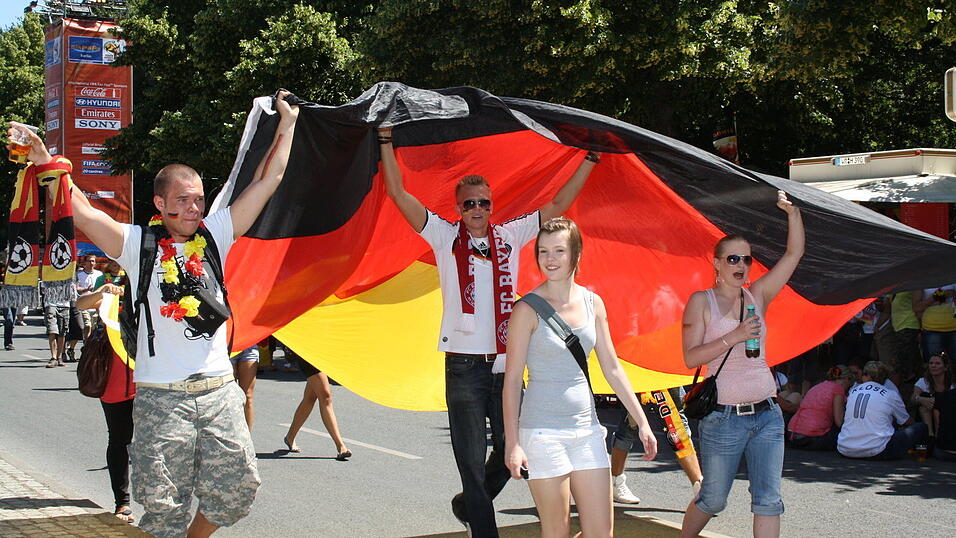 Christian Fertl war am Sonntag auf der Fanmeile in Berlin und erlebte dort das Achtelfinale gegen England auf Großleinwand. Christian Fertl war am Sonntag auf der Fanmeile in Berlin und erlebte dort das Achtelfinale gegen England auf Großleinwand.