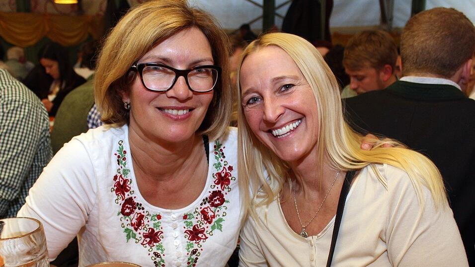 Die Frühjahrsdult 2017 in Landshut neigt sich dem Ende entgegen. Grund genug, noch einmal richtig in den Bierzelten zu feiern - abgerundet vom traditionellen Feuerwerk. Die Frühjahrsdult 2017 in Landshut neigt sich dem Ende entgegen. Grund genug, noch einmal richtig in den Bierzelten zu feiern - abgerundet vom traditionellen Feuerwerk.