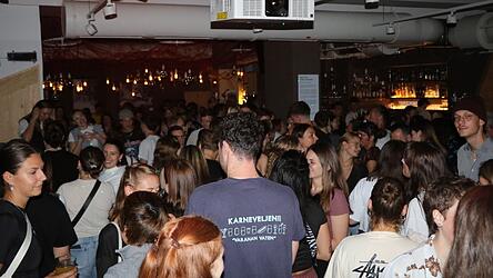 Trotz der ungewöhnlichen Zeit haben sich knapp 200 Menschen im Degginger versammelt, um gemeinsam zu Techno-Musik zu feiern. Für viele geht es danach direkt weiter in die Arbeit oder an die Universität. Trotz der ungewöhnlichen Zeit haben sich knapp 200 Menschen im Degginger versammelt, um gemeinsam zu Techno-Musik zu feiern. Für viele geht es danach direkt weiter in die Arbeit oder an die Universität.
