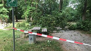 Die Stadt hat den Stadtpark an der Regensburger Straße von der Frauenbrünnlstraße bis zum Parkplatz am Tiergarten vorübergehend gesperrt Die Stadt hat den Stadtpark an der Regensburger Straße von der Frauenbrünnlstraße bis zum Parkplatz am Tiergarten vorübergehend gesperrt