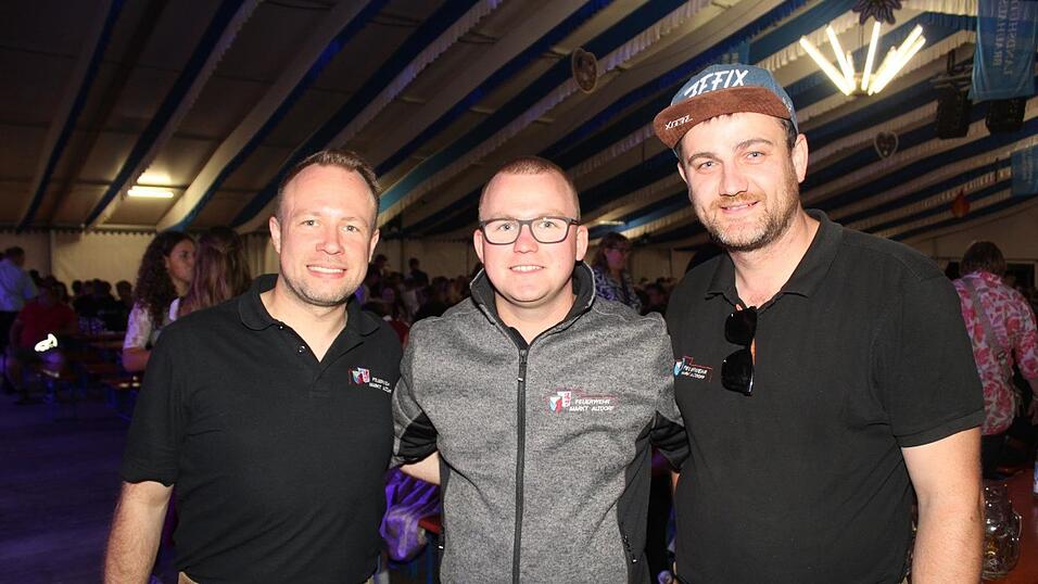 Zur Musik von Headless wurde ausgelassen gefeiert. Zur Musik von Headless wurde ausgelassen gefeiert.