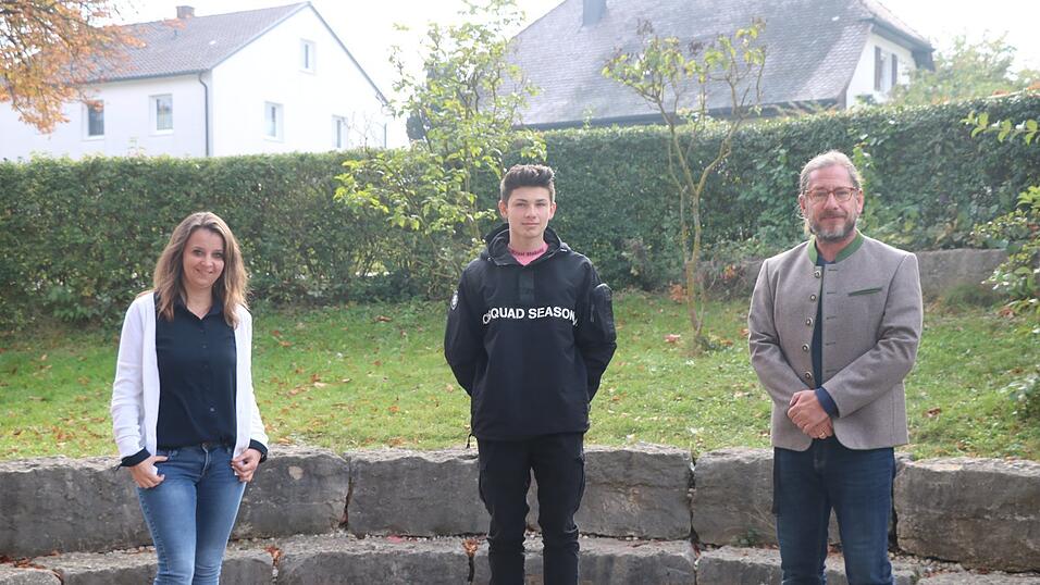 Giano Lischka (Mitte) ist zum Schülersprecher des Landkreises gewählt worden. Vertrauenslehrerin Sabine Fillep (links) und Rektor Markus Winkler (rechts) freuen sich über das Engagement des Neutntklässlers. Giano Lischka (Mitte) ist zum Schülersprecher des Landkreises gewählt worden. Vertrauenslehrerin Sabine Fillep (links) und Rektor Markus Winkler (rechts) freuen sich über das Engagement des Neutntklässlers.
