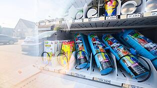 Einfach am SB-Automaten soll Lachgas bald nicht mehr zu haben sein. (Archivbild) Einfach am SB-Automaten soll Lachgas bald nicht mehr zu haben sein. (Archivbild)