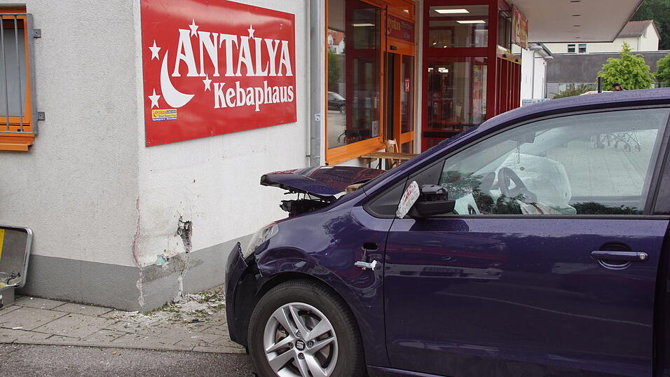 In Wörth an der Donau ist ein Autofahrer gegen eine Dönerbude gefahren. In Wörth an der Donau ist ein Autofahrer gegen eine Dönerbude gefahren.