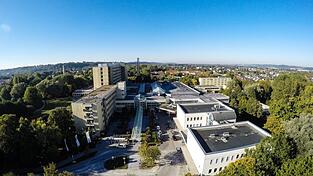 Gesundheitsversorgung, Abfallentsorgung und Straßenreinigung, ÖPNV, Bildung und Betreuung und viele weitere Leistungen gehören zur kommunalen Daseinsvorsorge. Gesundheitsversorgung, Abfallentsorgung und Straßenreinigung, ÖPNV, Bildung und Betreuung und viele weitere Leistungen gehören zur kommunalen Daseinsvorsorge.