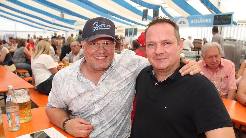 Zur Musik von Headless wurde ausgelassen gefeiert. Zur Musik von Headless wurde ausgelassen gefeiert.